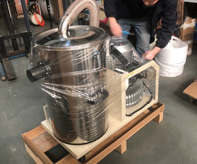 出厂检测：工业吸尘器正在举行出厂前检测及包装