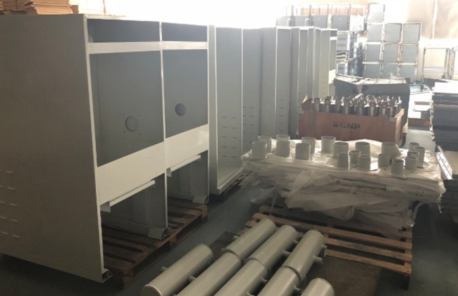 待组装的工业吸尘器机箱存放处